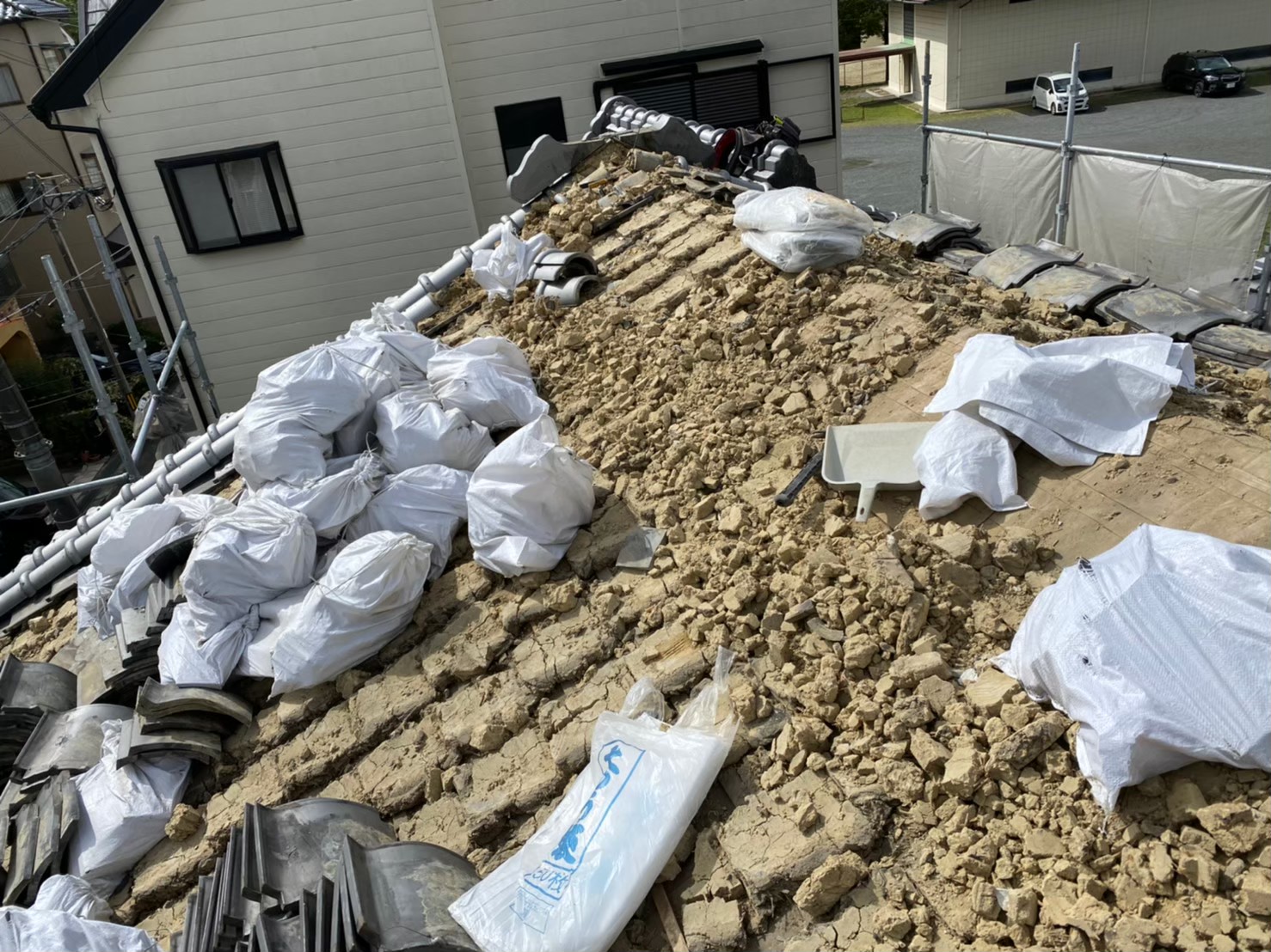 瓦屋根解体作業開始